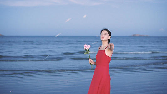 在海边散花的少女4K视频的预览图