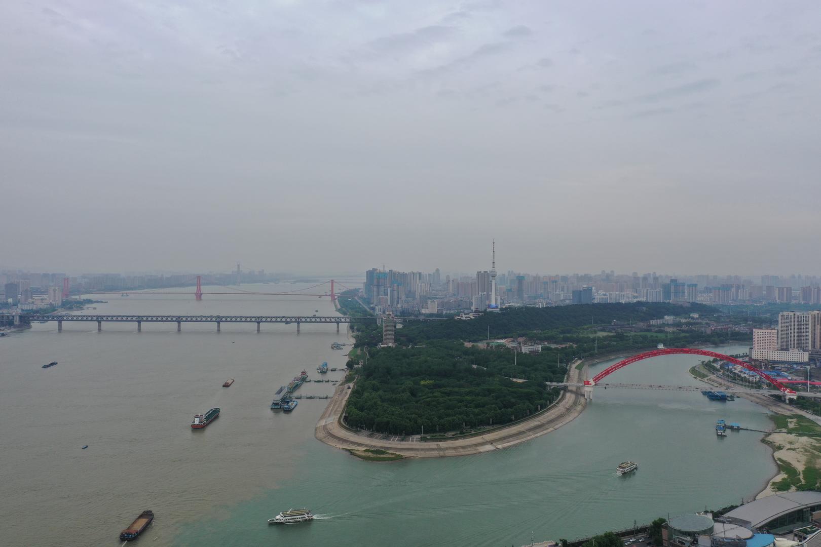 航拍长江与汉江在武汉龙王庙交汇江景视频视频的预览图
