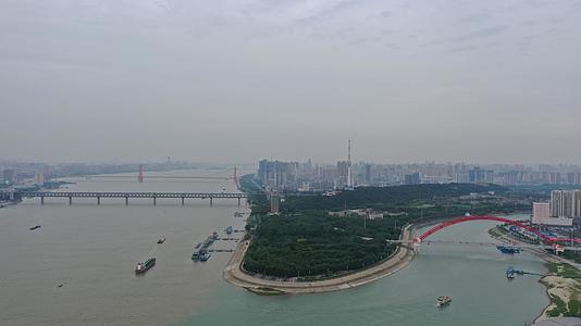 航拍长江与汉江在武汉龙王庙交汇江景视频视频的预览图