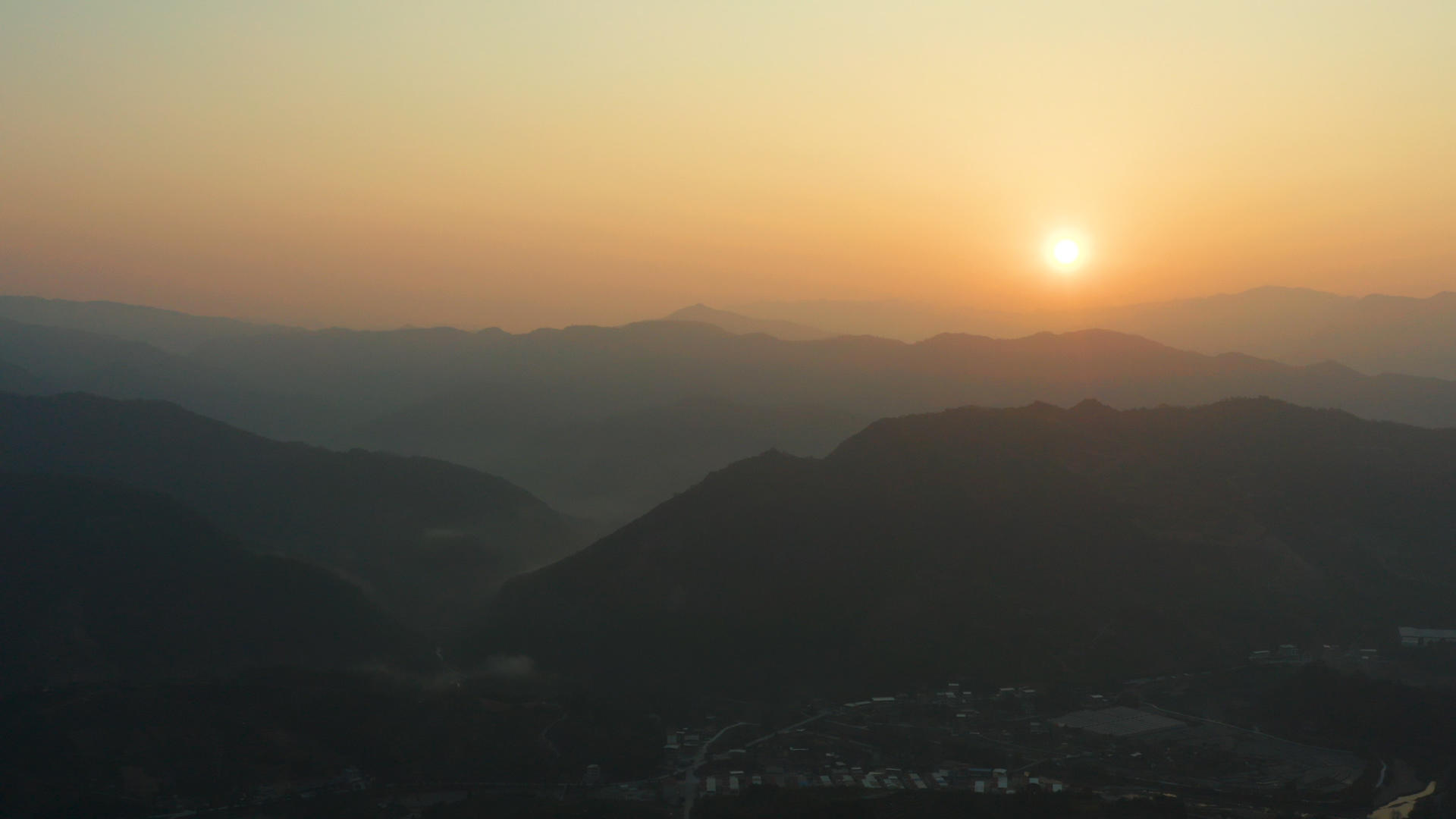 4K实拍大山里的日出合集视频的预览图