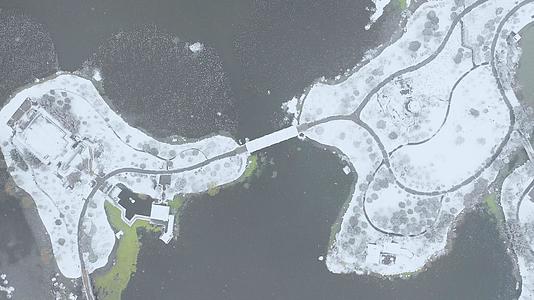 4K大雪天气航拍城市湖心岛自然风光视频素材视频的预览图