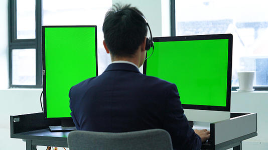 4k使用绿幕的商业人士客服视频抠像视频的预览图