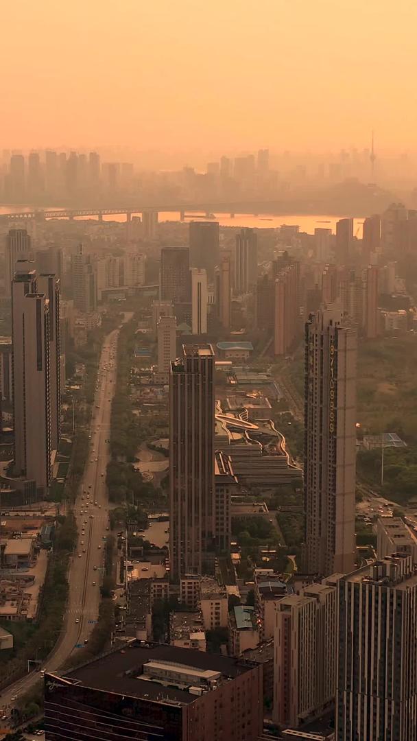 武汉武昌城区在夕阳下航拍俯瞰长江大桥视频的预览图