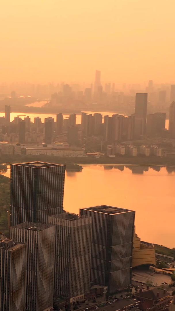 武汉武昌城区在夕阳下航拍俯瞰长江大桥视频的预览图