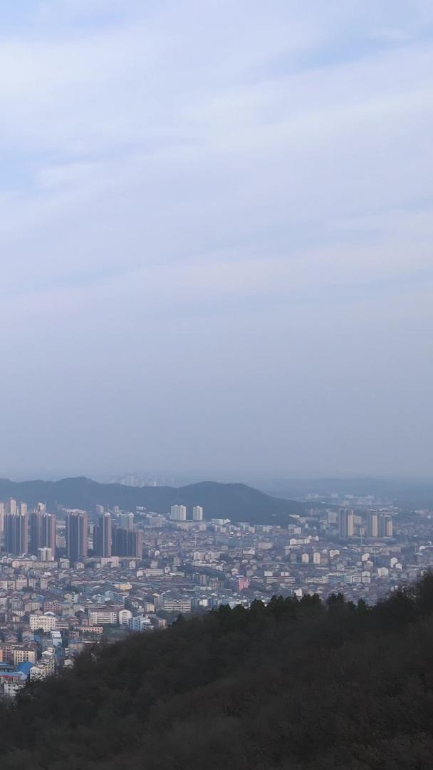 航拍山顶无人机飞过游客头顶飞向远方城市上空素材视频的预览图