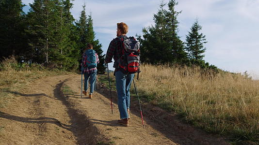 男女高山徒步视频的预览图