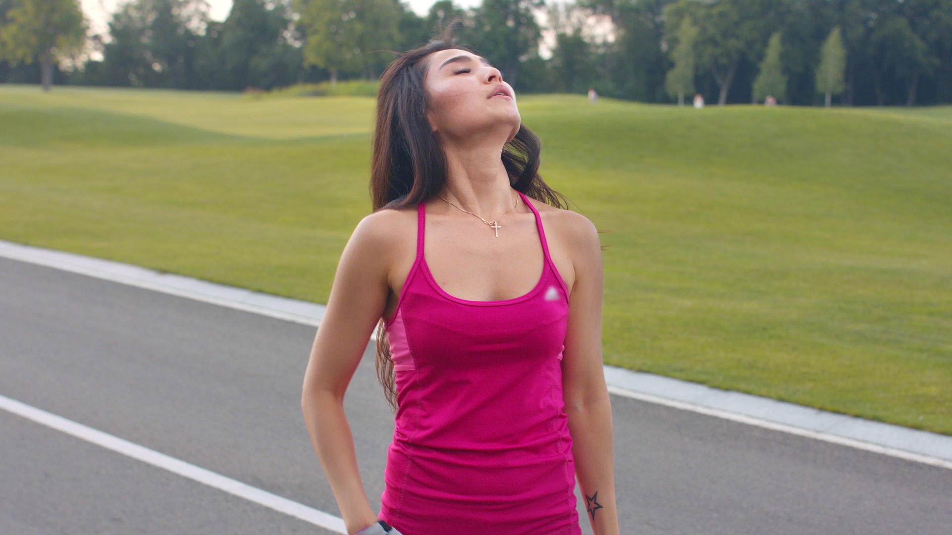女性在塑胶跑道上运动视频的预览图