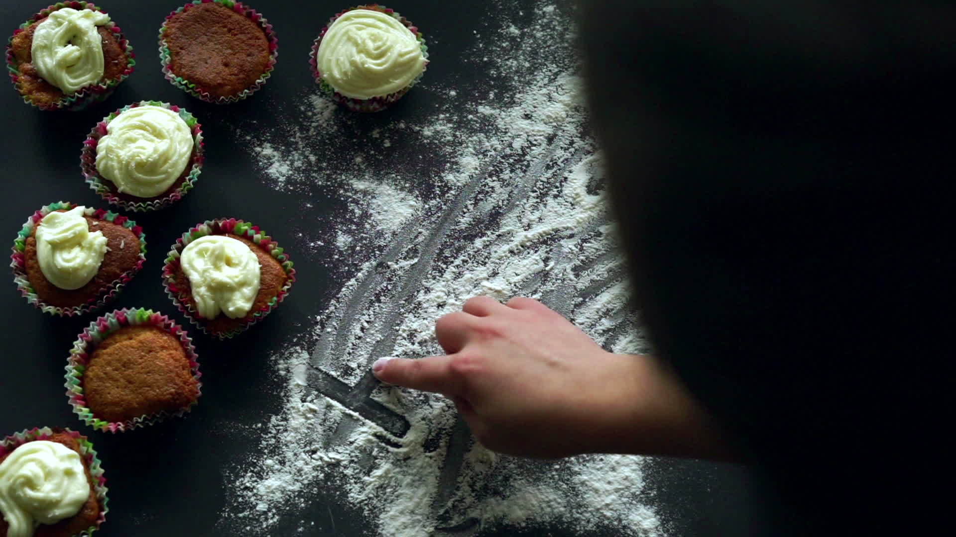 做蛋糕的厨师在面粉上写生日快乐视频的预览图