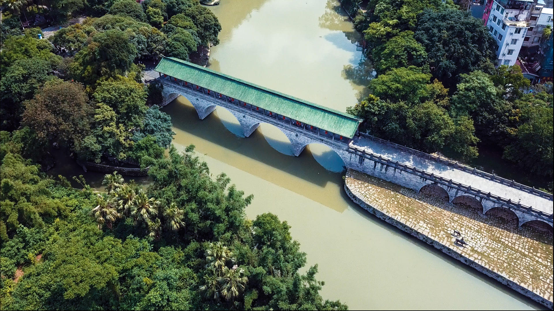 4k高清航拍桂林著名景点花桥视频的预览图