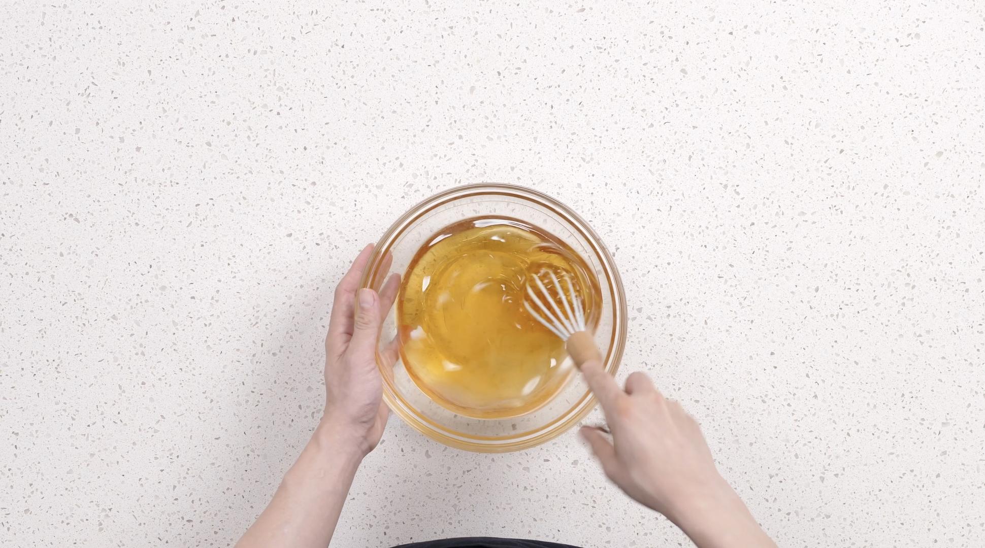 月饼制作搅拌糖浆视频的预览图