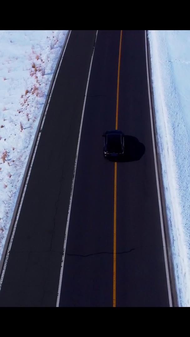 车辆行驶在新疆X203国道雪山学地拍摄远景视频的预览图