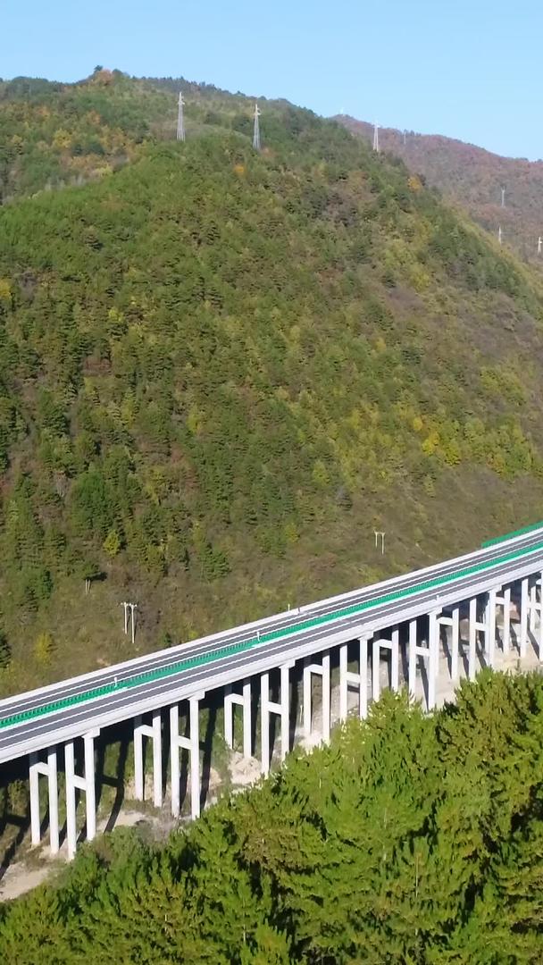 山区高速公路大桥航拍视频的预览图