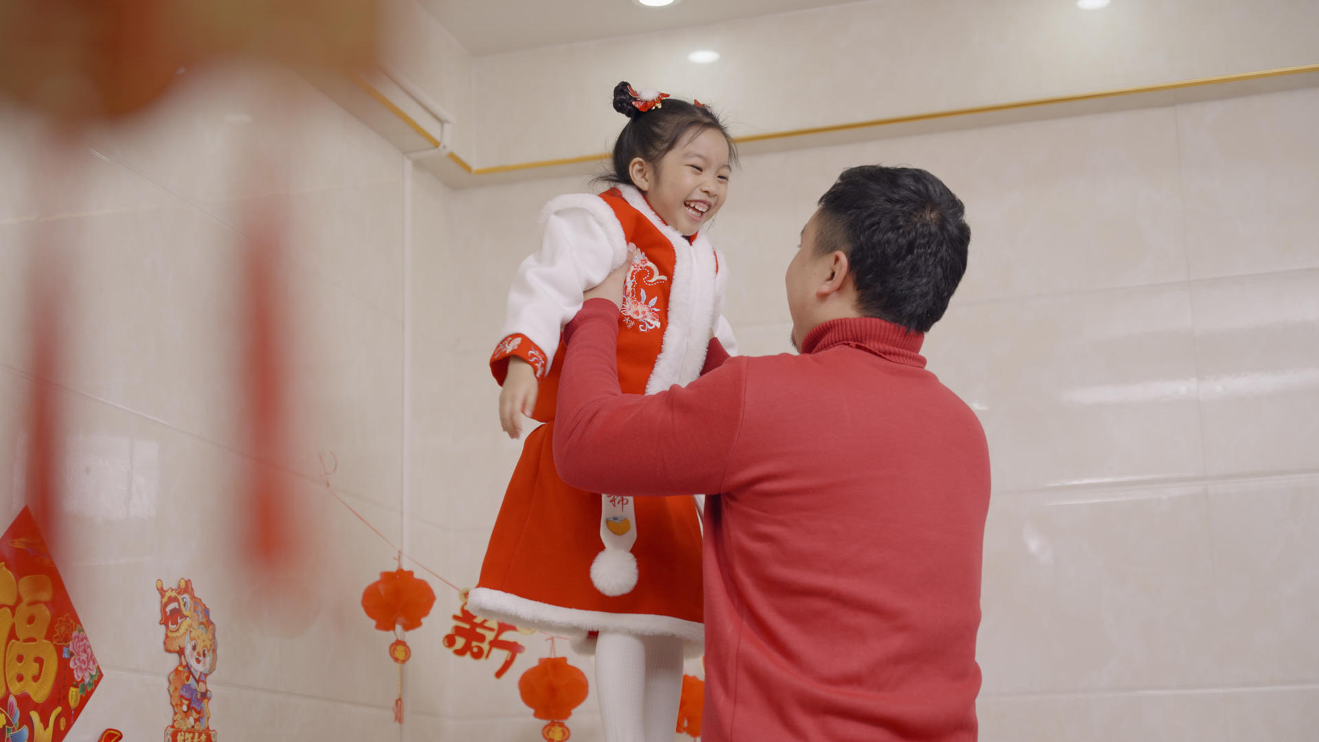 春节回家团聚的父亲抱起孩子视频的预览图