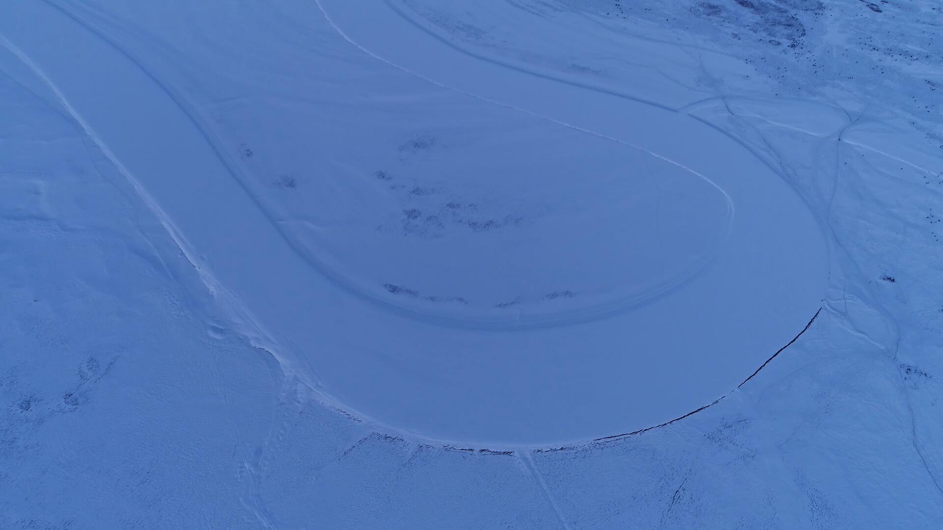 航拍雪地汽车轮胎划痕视频的预览图