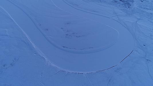航拍雪地汽车轮胎划痕视频的预览图