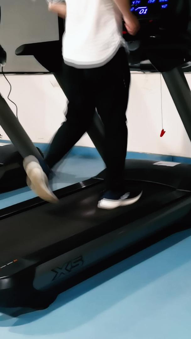 健身房运动训练健身跑步机运动视频素材视频的预览图