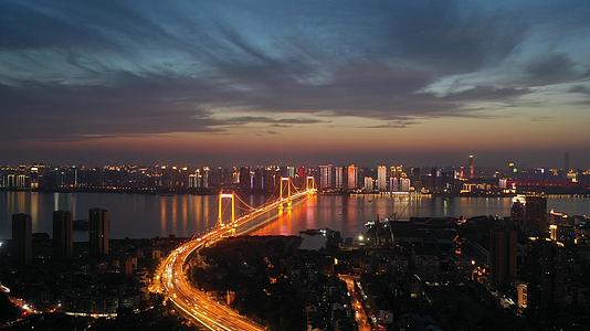 航拍武汉鹦鹉洲大桥夜景车流延时摄影视频的预览图