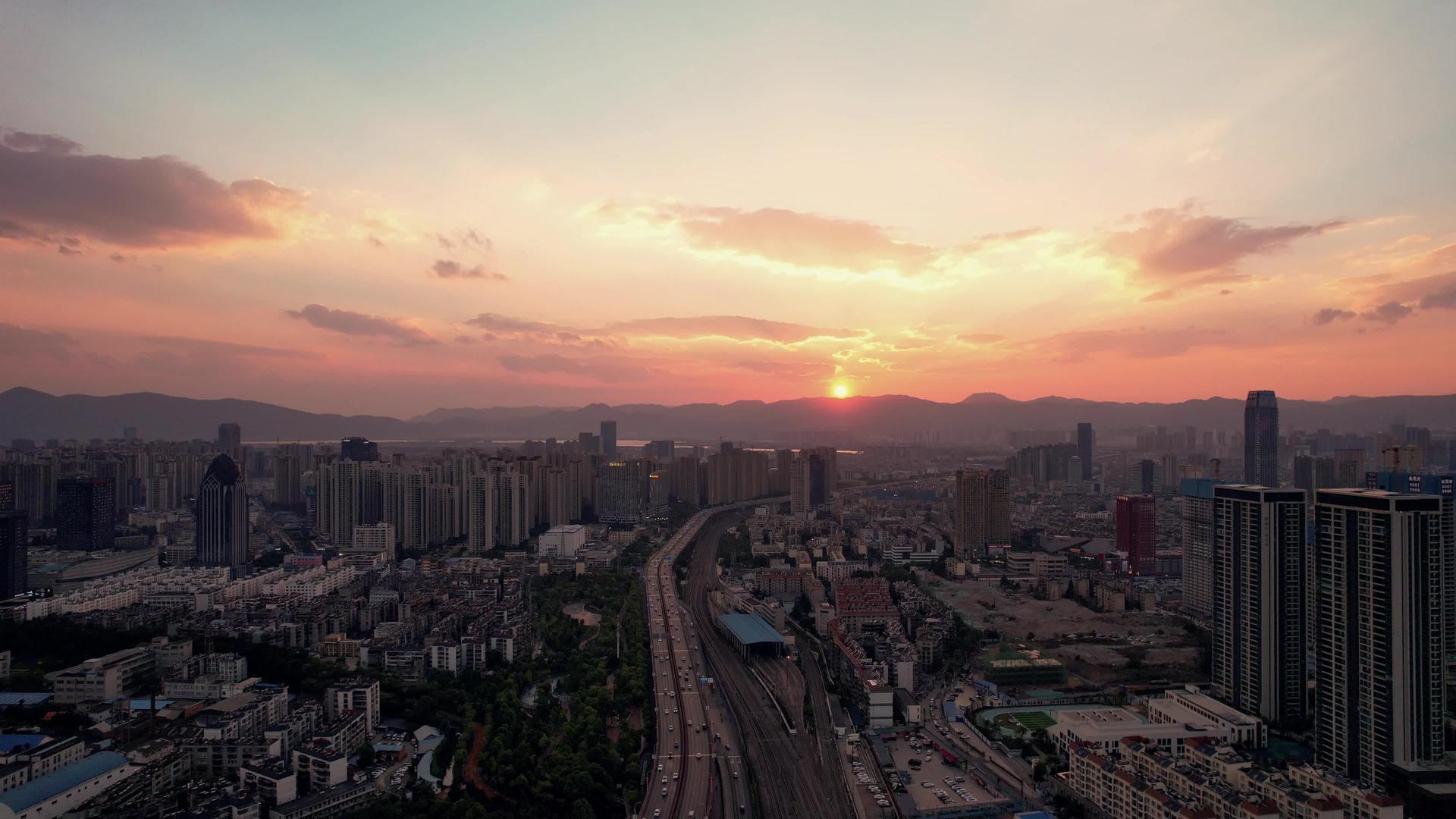 云南昆明城市日落夕阳交通航拍视频的预览图
