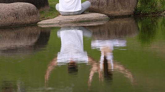 男女生在河边做瑜伽视频的预览图