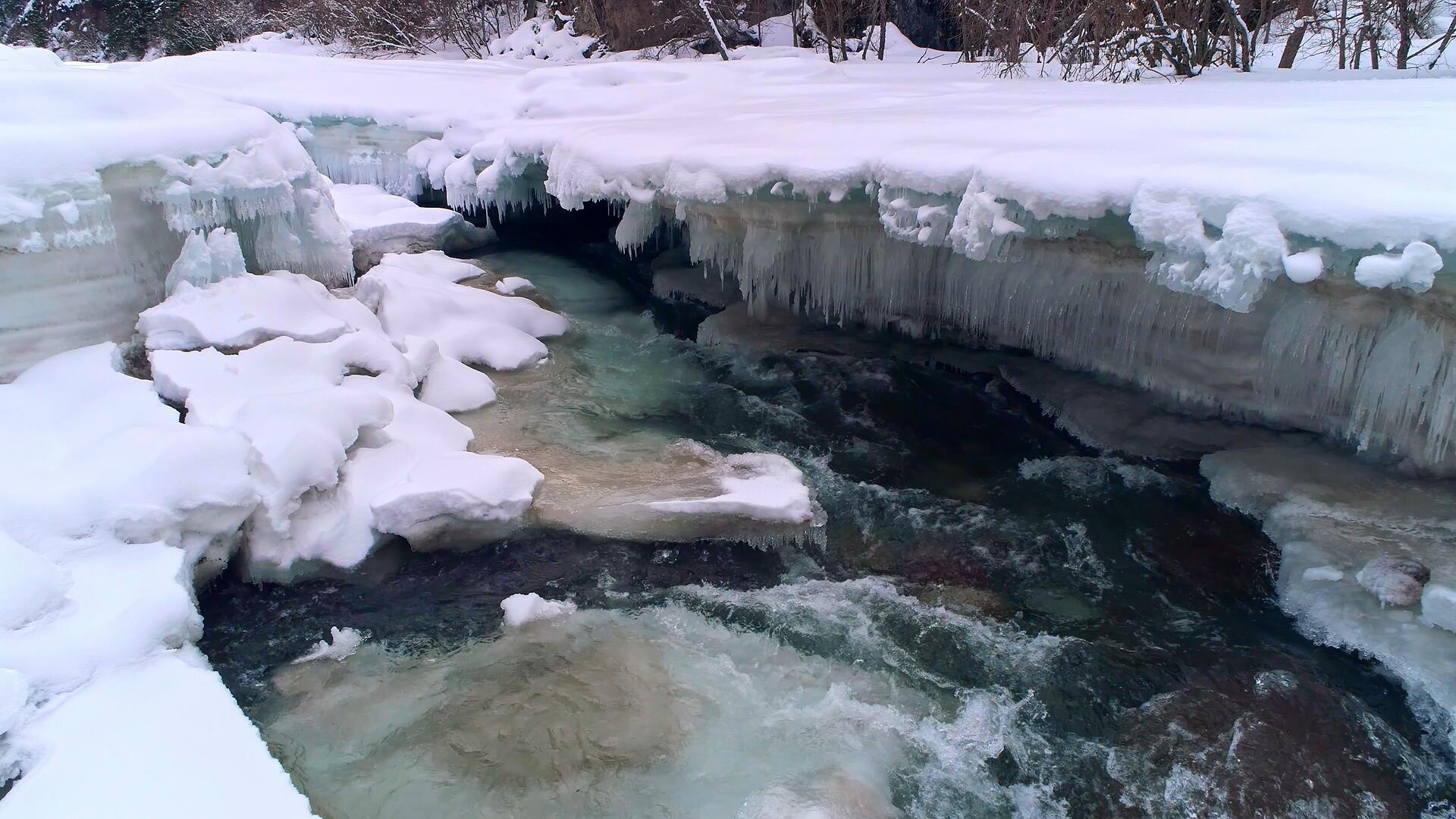 冰雪消融潺潺水流视频的预览图