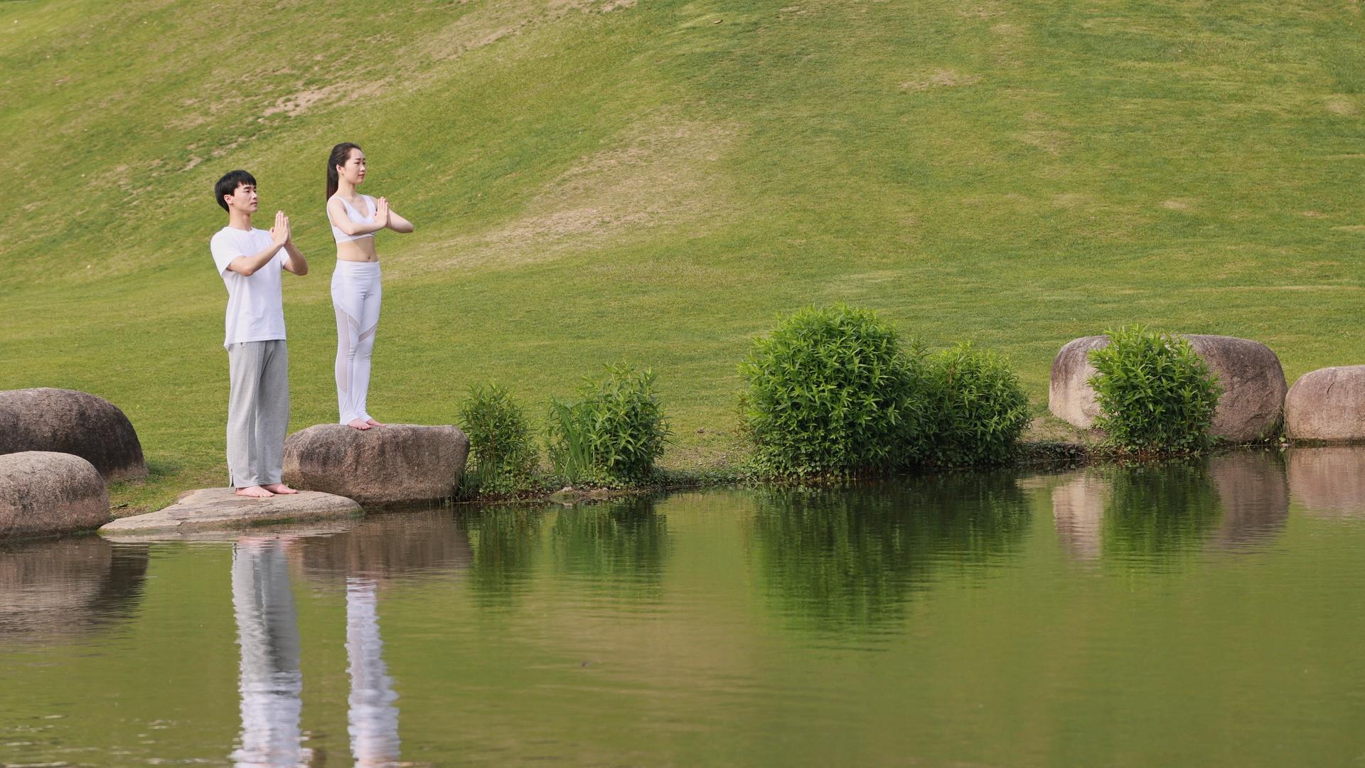 站立河边做瑜伽视频的预览图