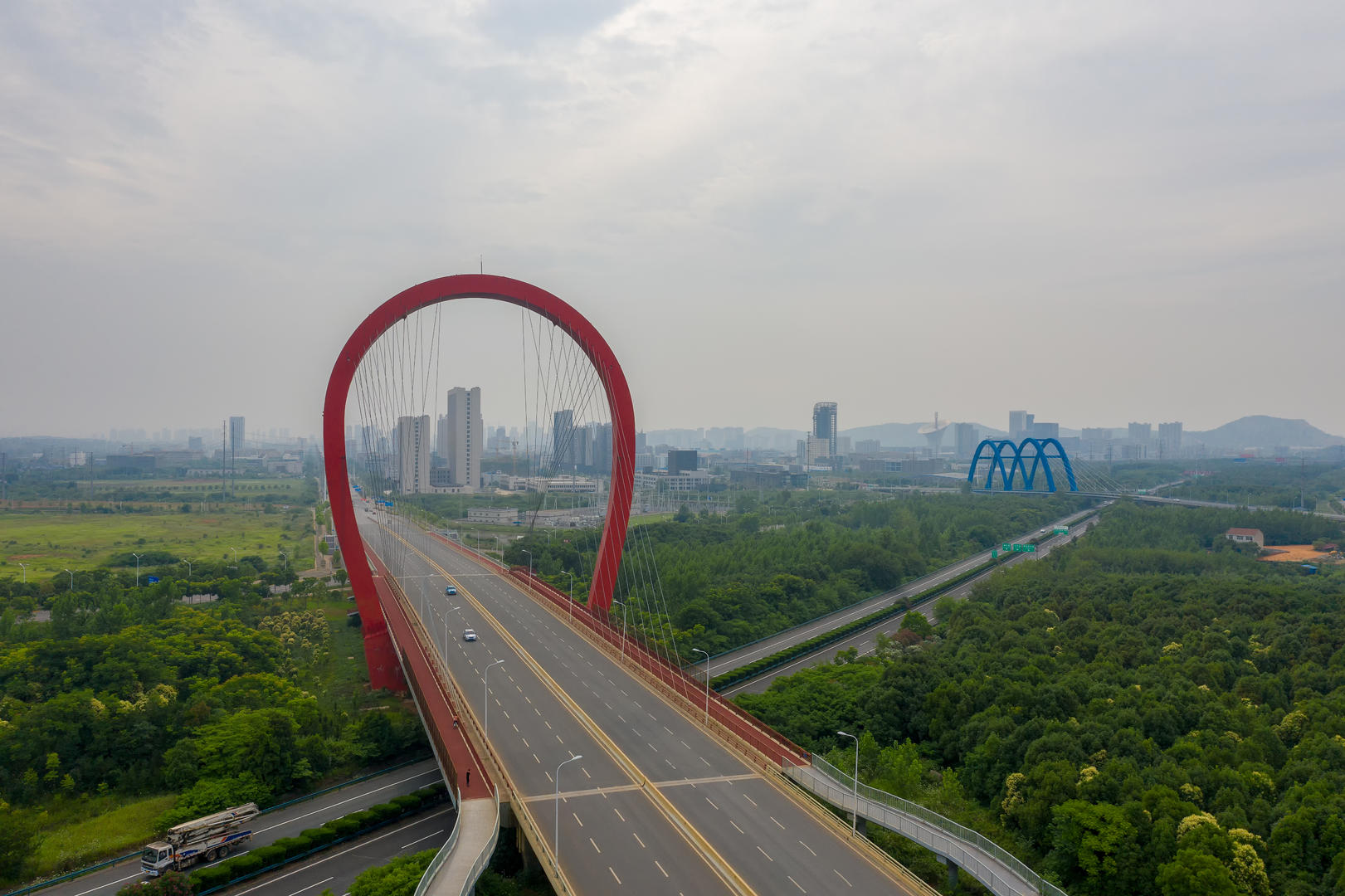 航拍武汉光谷跨高速公路九龙大桥城市风光视频视频的预览图