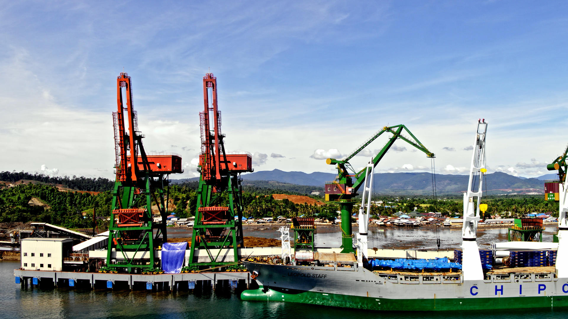 印尼货运码头起重机视频的预览图