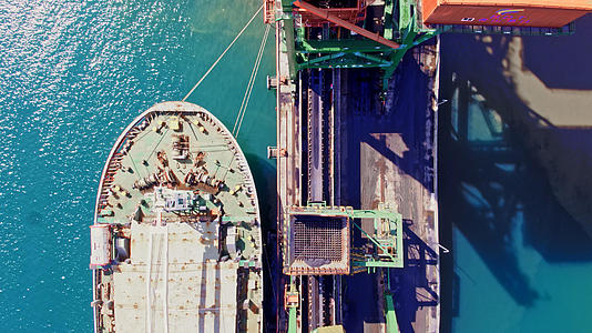 在码头停泊的万吨级货轮视频的预览图