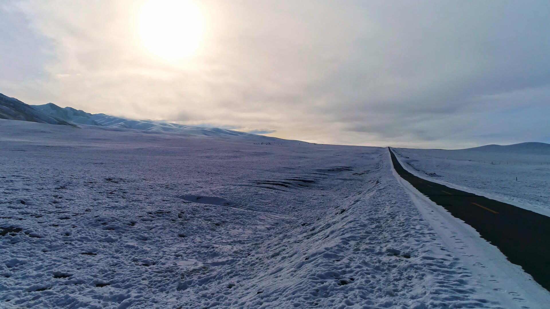 雪天航拍草原公路视频的预览图