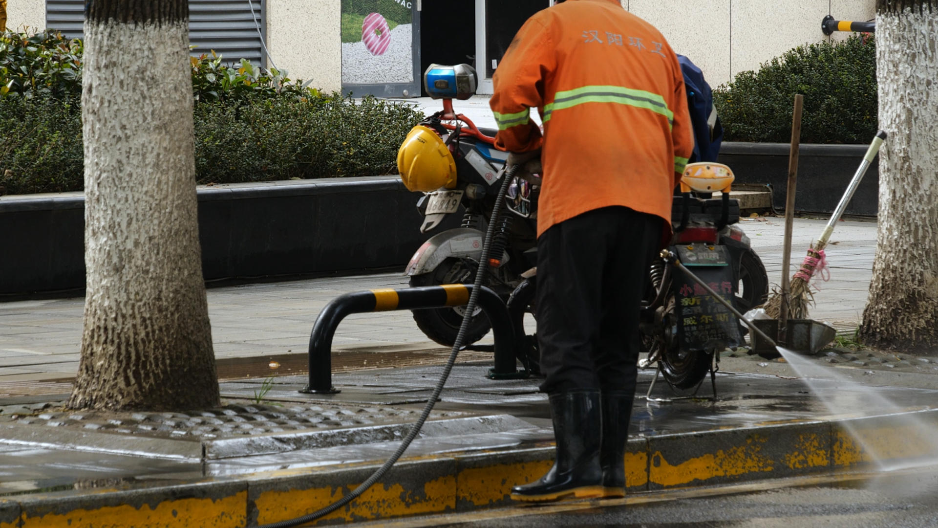 4K路面养护环卫工人清洗路面劳动劳作视频的预览图