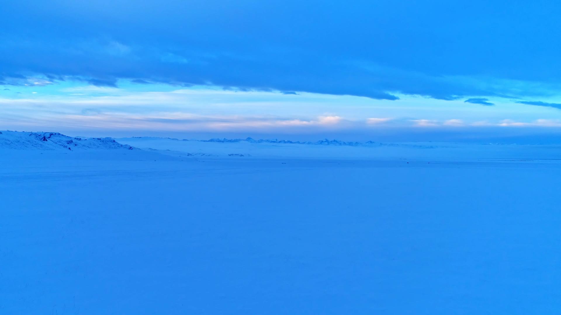 航拍清晨日出雪景视频的预览图