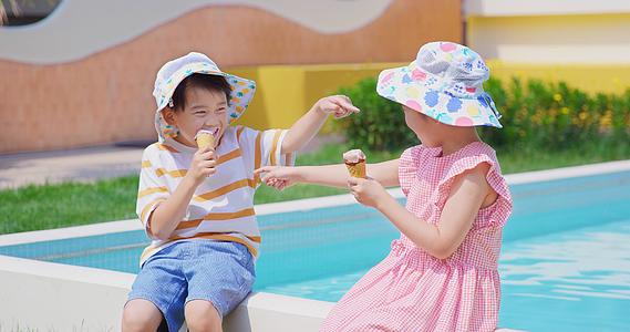 8K夏日坐在泳池边吃冰淇淋的小朋友哈哈带笑视频的预览图