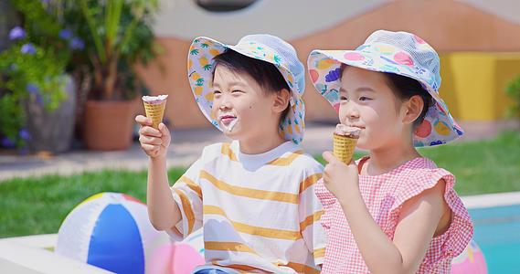 8K夏日吃冰淇淋的小朋友们视频的预览图
