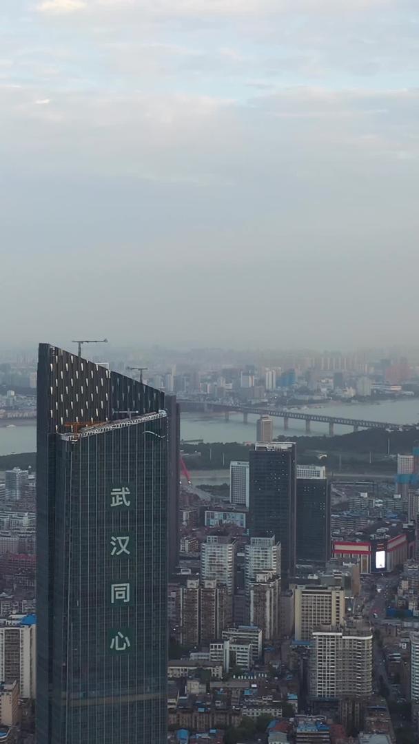 武汉恒隆广场航拍风光城市建设中的商务写字楼素材视频的预览图