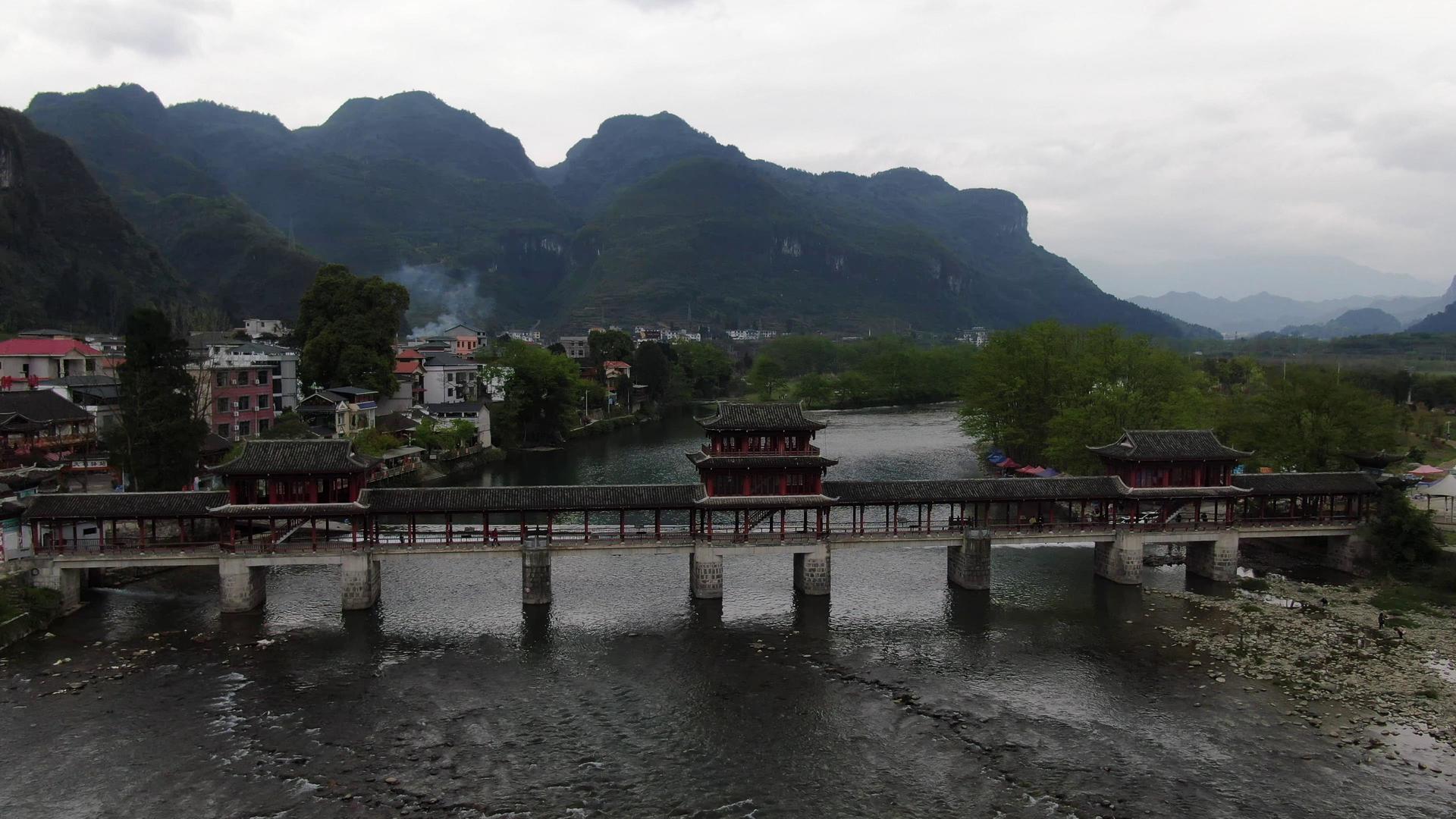 4K航拍侗族村落风雨桥视频的预览图
