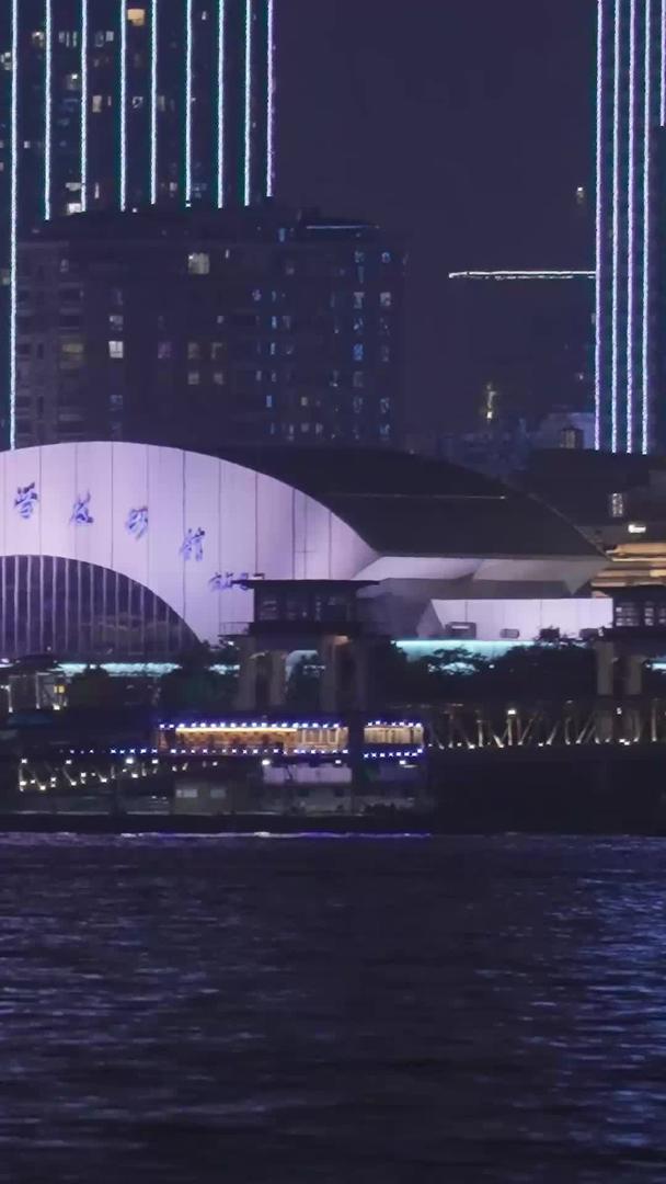 长江码头上川流不息的客运货运物流船舶素材视频的预览图
