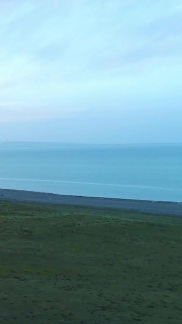 青海湖边的草地航拍视频的预览图