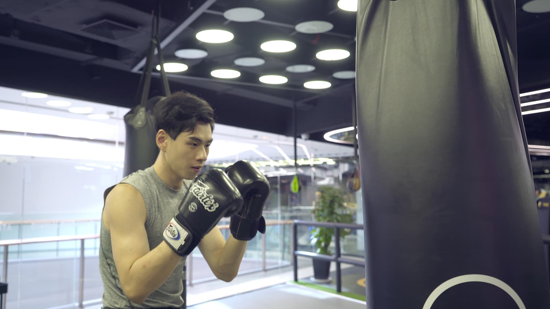健身房练习拳击视频的预览图