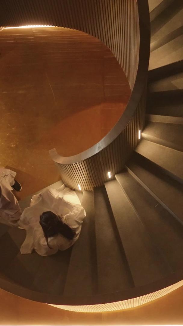 节日城市网红景区楼梯直播拍照古装少女素材视频的预览图