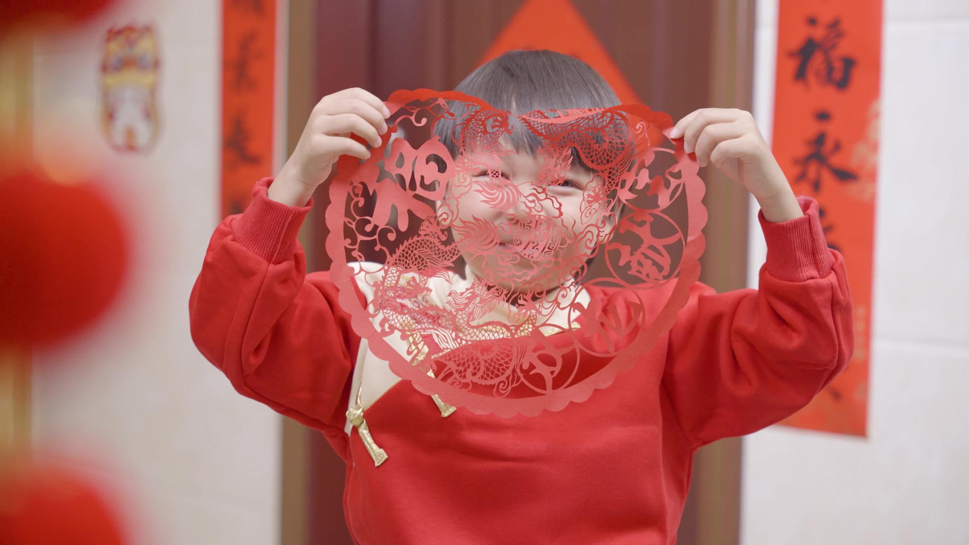春节儿童剪纸窗花手工艺品4K视频的预览图