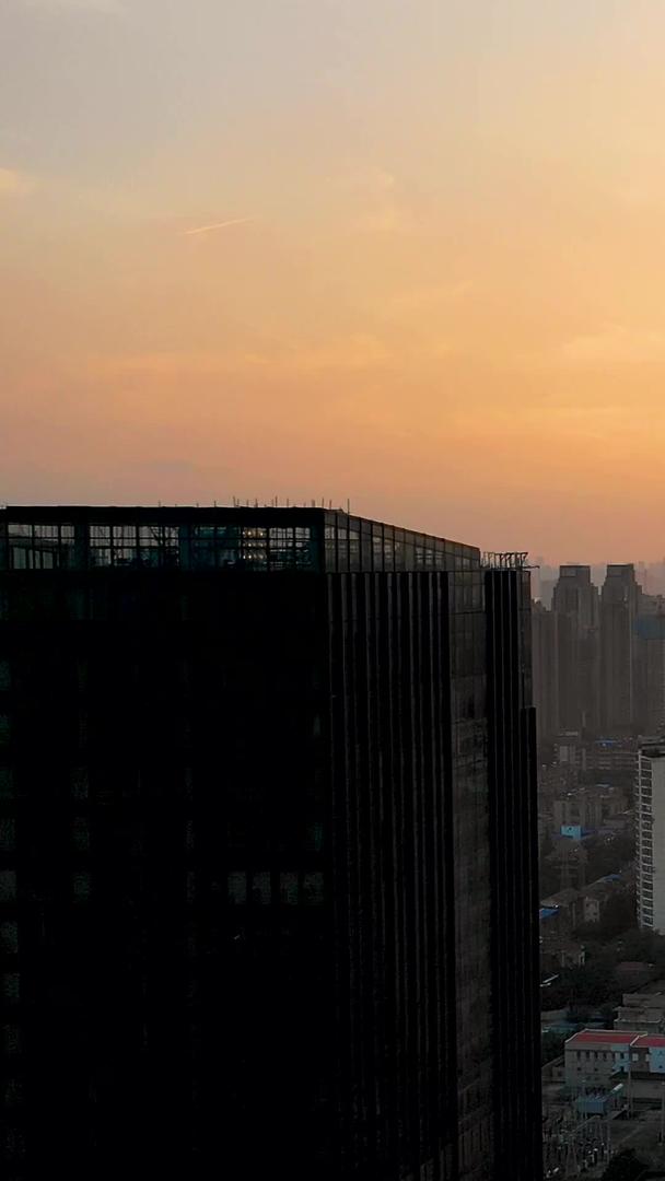 航拍城市主干道日落景观视频的预览图