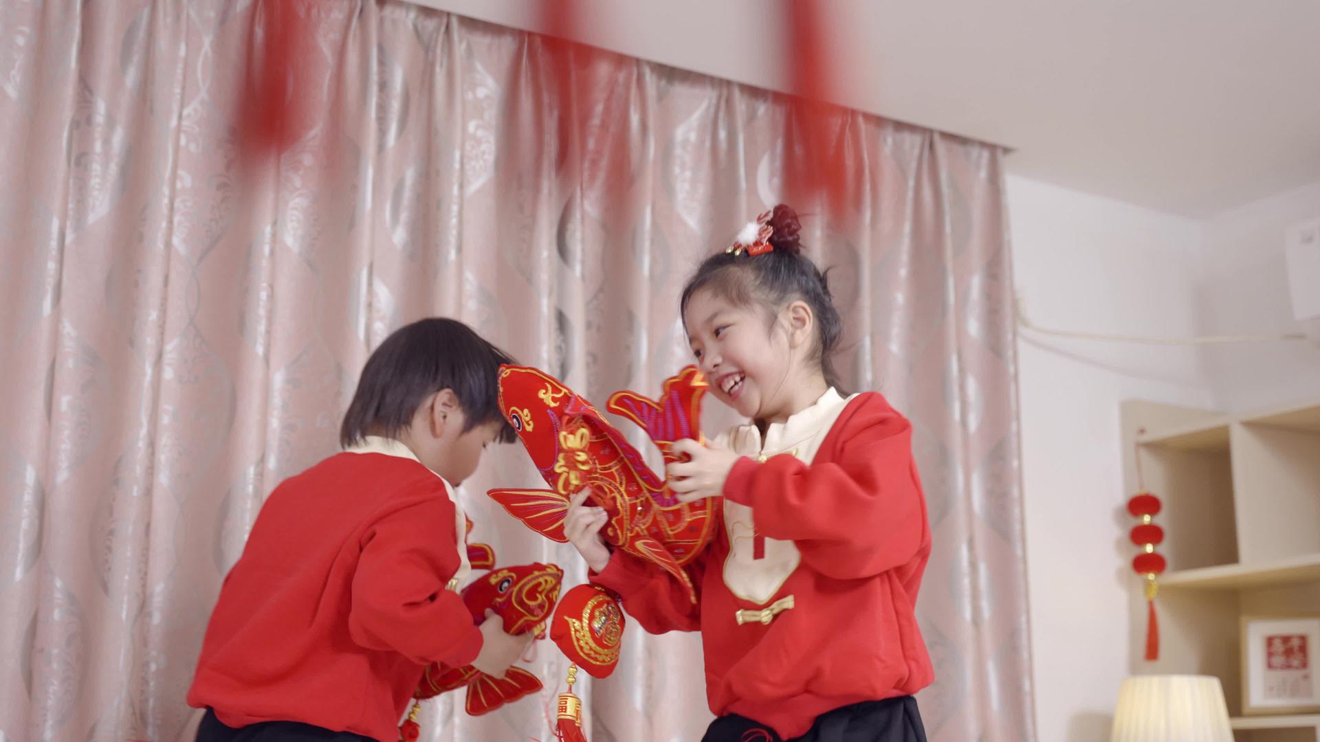 春节除夕孩子们玩耍庆祝生日视频的预览图