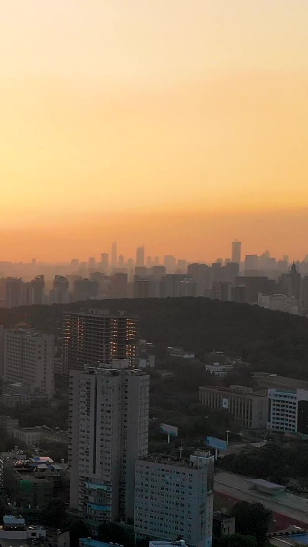 航拍城市主干道日落景观视频的预览图