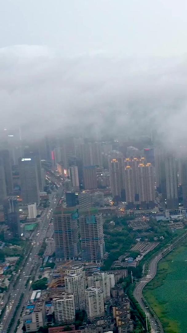 城市延时摄影在平流云下视频的预览图
