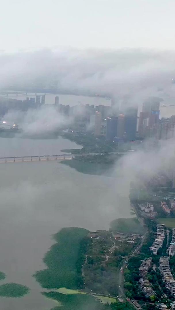 城市延时摄影在平流云下视频的预览图
