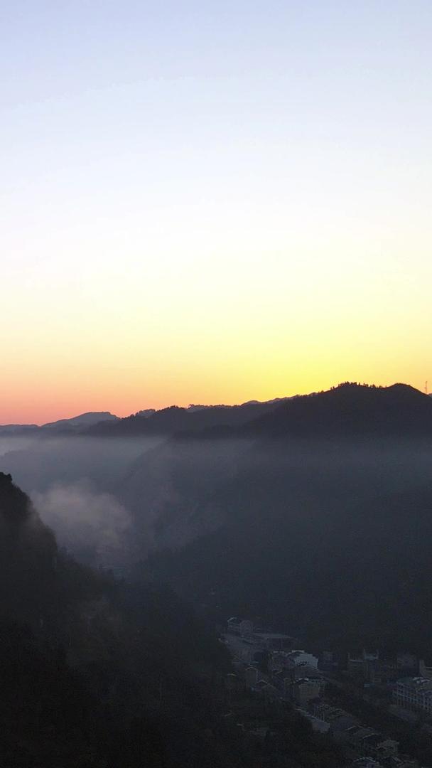 清晨航拍山间云雾日出视频的预览图