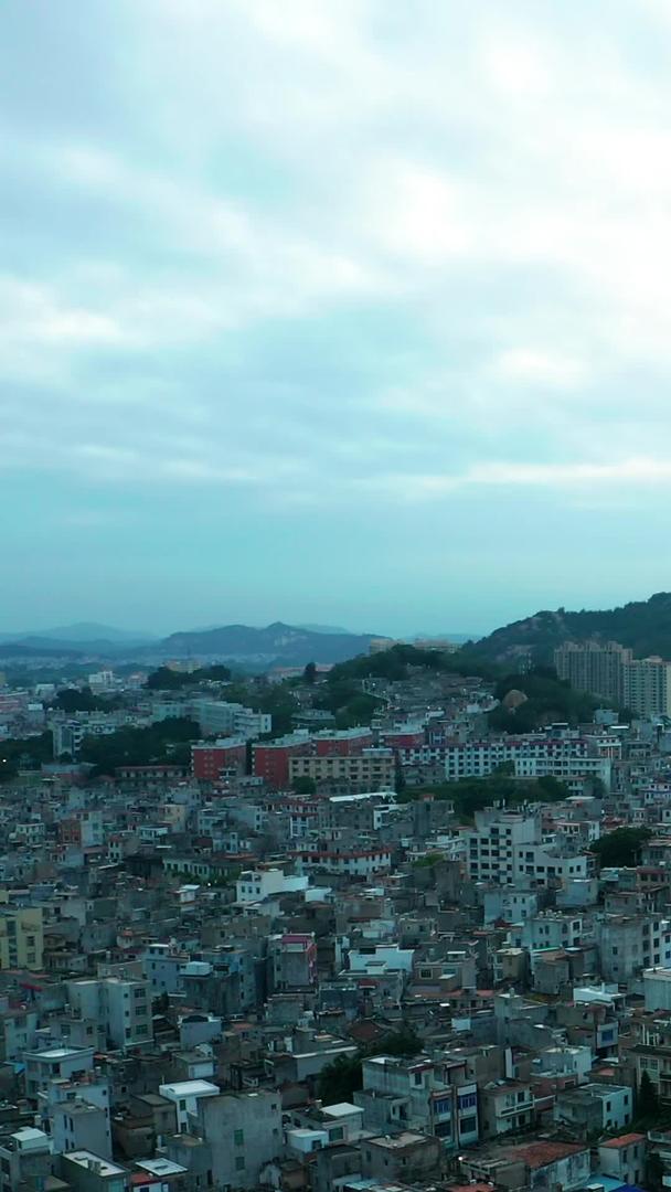 夕阳下的东山小镇航拍视频的预览图
