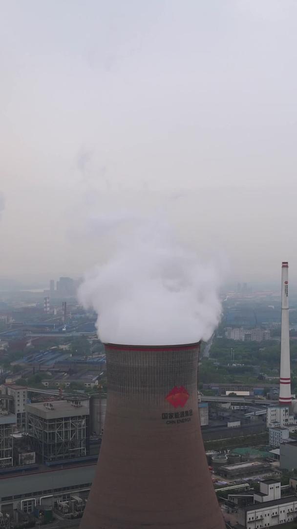 城市现代化工业工厂冷凝塔排放白色烟雾素材视频的预览图