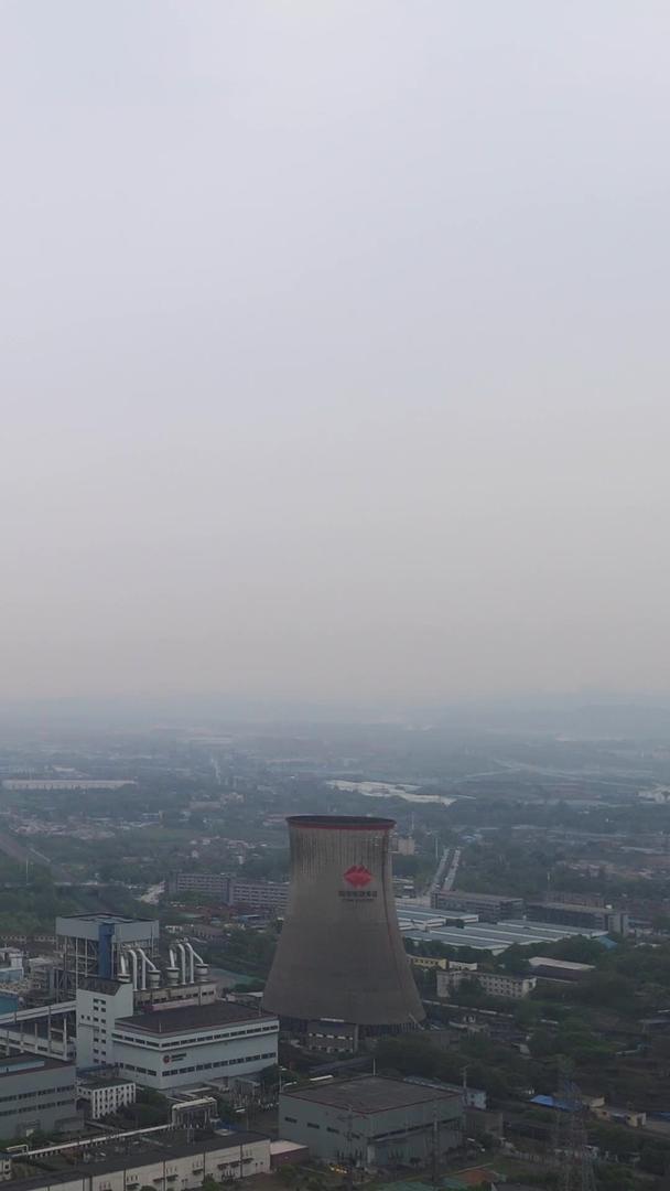 城市现代化工业工厂冷凝塔排放白色烟雾素材视频的预览图