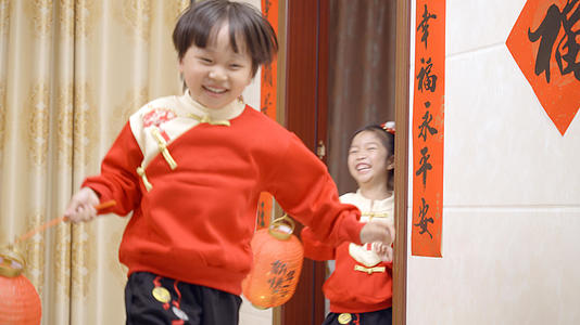 4K春节假期孩子们打闹追逐视频的预览图